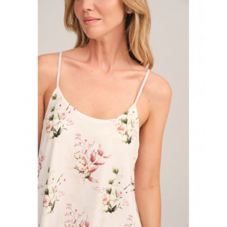 Pijama corto mujer en rosa con cuello en V y estampado floral