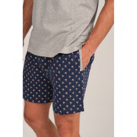 Pijama hombre gris con detalles azul marino y pantalón estampado